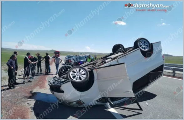 Երևան-Գյումրի ավտոճանապարհին 65-ամյա վարորդը «Toyota Alphard»-ով բախվել է քարերին և գլխիվայր շրջվել․ կան վիրավորներ